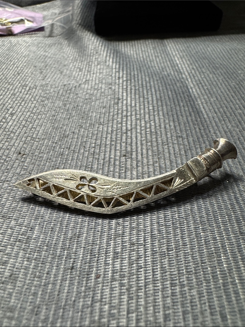Source Unknown Silver-Tone Curved Men’s Scarf/Headwear Pin with Cutwork